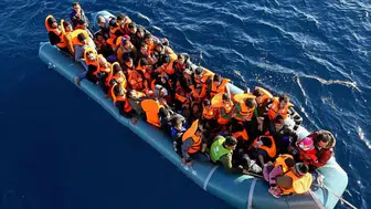İzmir açıklarında düzensiz göçmen operasyonu : 37 kişi yakalandı, 30 kişi kurtarıldı