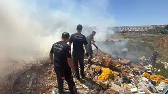Antalya'da çalılık alandaki yangın evlere sıçramadan söndürüldü