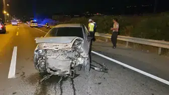 Bursa'da otomobil bariyerlere çarptı : Sürücü yaralandı