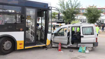 Karaman'da halk otobüsü ile ticari araç çarpıştı : 2'si çocuk 5 yaralı