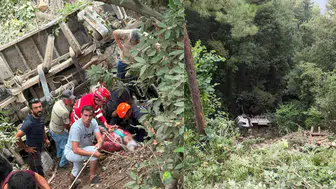 Hatay'da kamyon şarampole devrildi : Baba ile oğlu yaralandı