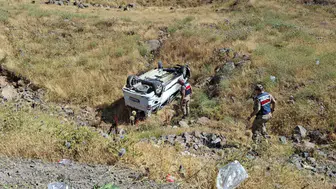 Bingöl'de hafif ticari araç şarampole devrildi : 6 yaralı