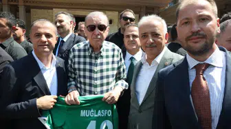 Cumhurbaşkanı Erdoğan'a Muğlaspor forması hediye edildi