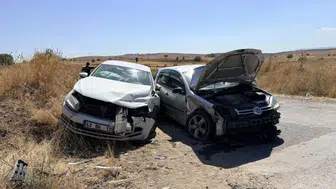 Kütahya'da feci kaza : Otomobiller hurdaya döndü, 3 yaralı