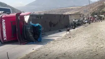 Hatay'da freni patlayan tır otomobile çarpıp devrildi : 1 yaralı
