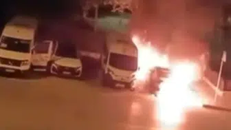 Küçükçekmece'de 2 araçta yangın : Araçlar kullanılamaz halde