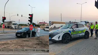 Mersin'de otomobil polis aracına çarptı : Biri polis, 2 kişi yaralandı