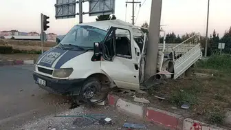Burdur'da kontrolden çıkan kamyonet elektrik direğine çarptı : 19 yaşındaki sürücü yaralandı