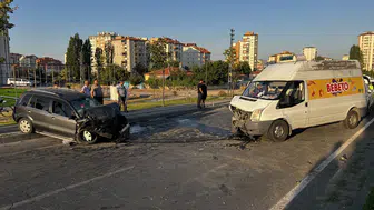 Kayseri'de minibüs ile otomobil çarpıştı : 1'i ağır 2 yaralı