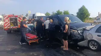 Manavgat'ta 6 aracın karıştığı zincirleme kaza : 6'sı turist 17 kişi yaralandı
