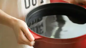 Döküm tencereyi sabunla yıkamayın! Bir avuç tuzla bakın nasıl temizleniyor
