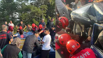 Zonguldak'ta işçi servisi ile otomobil çarpıştı : 1'i ağır 4 yaralı