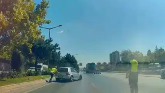 Konya'da arızalanan otomobil yolda kaldı : Polis ekipleri sürücünün yardımına koştu
