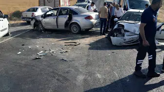 Van'da iki otomobil çarpıştı : 7 kişi yaralandı