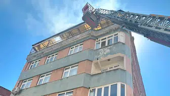Elazığ’da 4 katlı binanın çatısında yangın çıktı