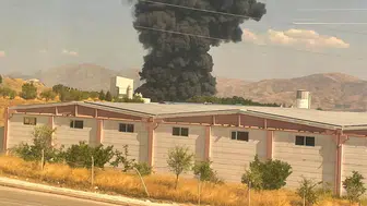Elazığ'da fabrika yangını ! Yoğun duman gökyüzünü kapladı, ekipler sevk edildi