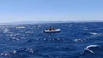 Ayvalık açıklarında sürülen bot fırtınaya yakalandı : 2 kişi kurtarıldı