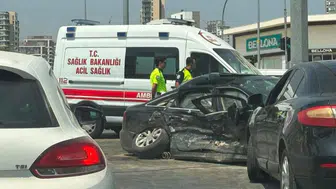 Mersin'de ambulans ile otomobil çarpıştı : 5 yaralı