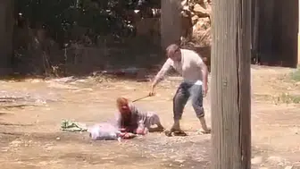 85 yaşındaki annesini sopayla dövüp hastanelik etti