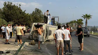 Alanya'da araç refüje çarpıp devrildi : 2 yaralı
