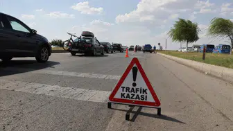 Uşak'ta otomobil bariyerlere çarpıp takla attı : 2'si çocuk 4 yaralı