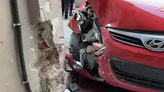 Beyoğlu'nda düğün konvoyunda damadın amcası binaya çarptı