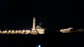 Gökyüzünde Ay ve Satürn bir arada