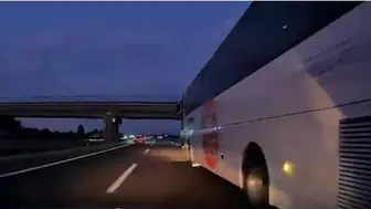 Bolu'da korku dolu anlar kamerada : Otobüs, otomobile kaza yaptırdı