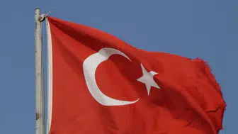Burdur'da Türk bayrağına av tüfeğiyle ateş edildi