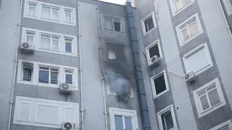 Antalya'da apartman dairesinde yangın : 5 kişi dumandan etkilendi