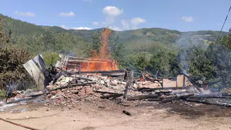 Kastamonu Azdavay'da çıkan yangında ev küle döndü