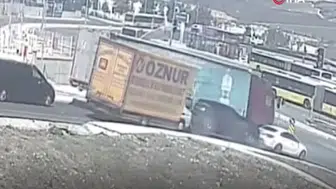 Başakşehir'de kontrolden çıkan kamyonet 4 araca çarptı : 1 yaralı