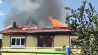 Afyonkarahisar'da ev yangını ! Alevlere teslim olan ev kullanılamaz hale geldi
