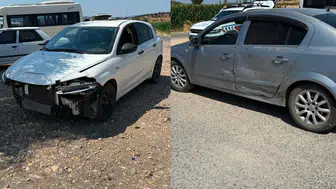 Çanakkale'de iki otomobil çarpıştı : Maddi hasar oluştu