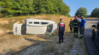 Bilecik'te hafif ticari araç devrildi : 3'ü çocuk 5 yaralı
