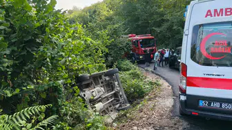 Fındık işçilerini taşıyan minibüs ormanlık alana devrildi : 8 yaralı