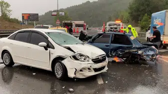 Samsun'da kontrolden çıkan otomobil 6 araca çarptı