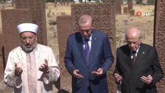 Cumhurbaşkanı Erdoğan ve Bahçeli Ahlat Selçuklu Kabristanı’nı ziyaret etti