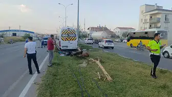 Aksaray'da işçi minibüsü, refüjdeki reklam panosuna çarptı : 6 yaralı