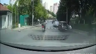 Başakşehir'de park halindeyken kayan otomobilin durdurulma anı kamerada
