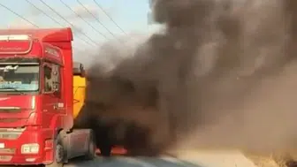 Arnavutköy'de seyir halindeki hafriyat kamyonu alev alev yandı