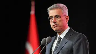 Bakan Memişoğlu uçakta rahatsızlanan yolcuya müdahale etti
