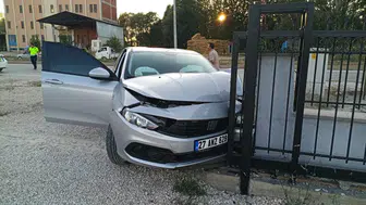 Bilecik'te kontrolden çıkan otomobil binanın kapısına çarptı : 1'i ağır 4 yaralı