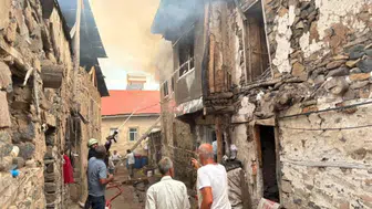 Erzincan'ın Kışlacık köyünde yangın : 8 ev zarar gördü