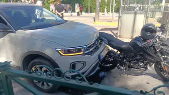 Eskişehir'de kaza : Yayalara yol veren motosikletliye otomobil çarptı