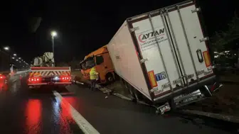 Çekmeköy'de kontrolden çıkan tır bariyerlere çarptı
