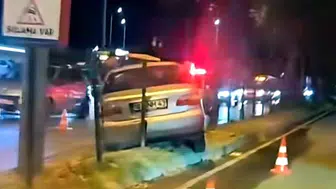 Bursa İnegöl'de otomobil kontrolden çıkıp orta refüje çıktı
