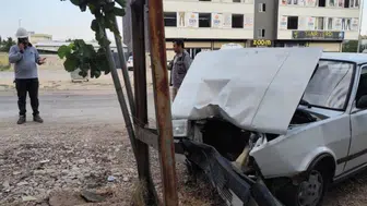 Adıyaman'da direğe çarpan otomobildeki 2 kişi yaralandı