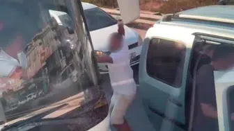 Antalya'da emniyet şeridinden geçemeyince otobüs şoförüne saldırdılar
