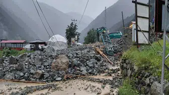 Trabzon Uzungöl'de sağanak sonrası dere taştı : Heyelan meydana geldi